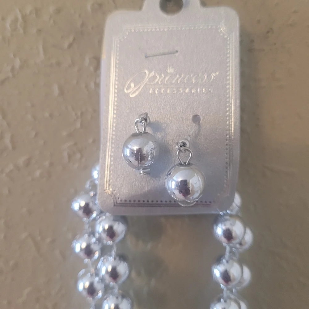 Princess accessories silver necklace.